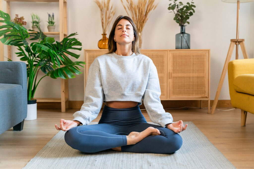 calm-woman-meditating-in-lotus-pose-2023-03-27-20-31-20-utc; tipps zum meditieren, meditieren für anfänger, meditationstipps,