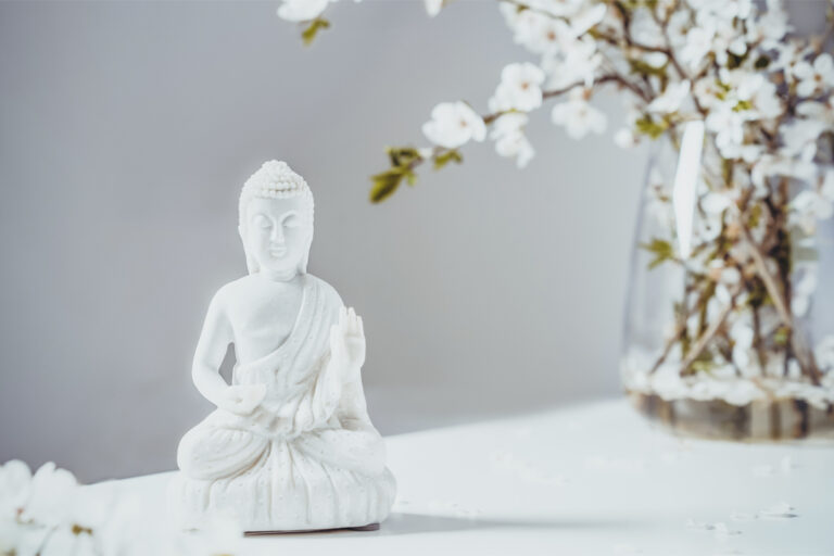 decorative-white-buddha-statuette-figure; Atemtechnik-Meditaiton, Atemübungen, Meditation