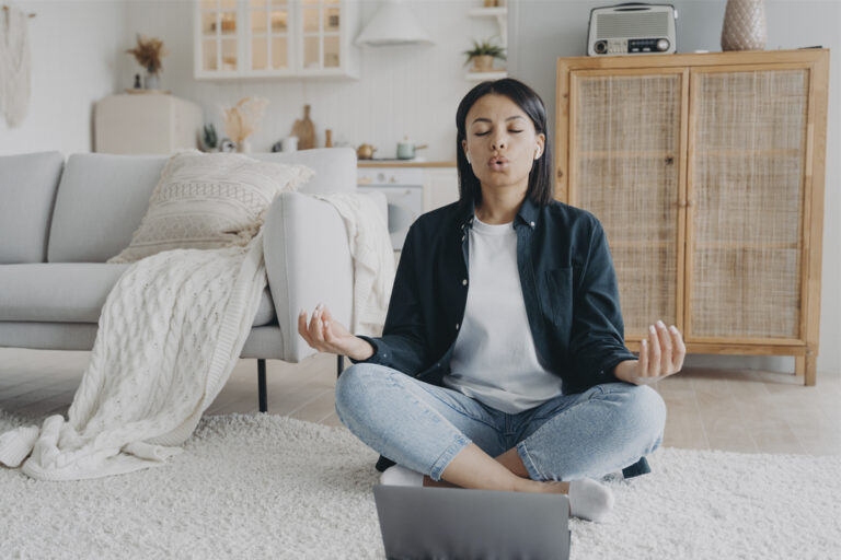 female-practices-yoga-at-laptop-breathing-deep, einfache Atemübungen; Técnicas de respiración para cada día