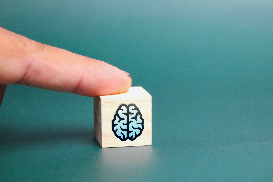 finger-pressing-wooden-cube-with-brain-icon; Parasympathische Nervensystem; Atemkurse; Atemtechniken; parasympatisches System