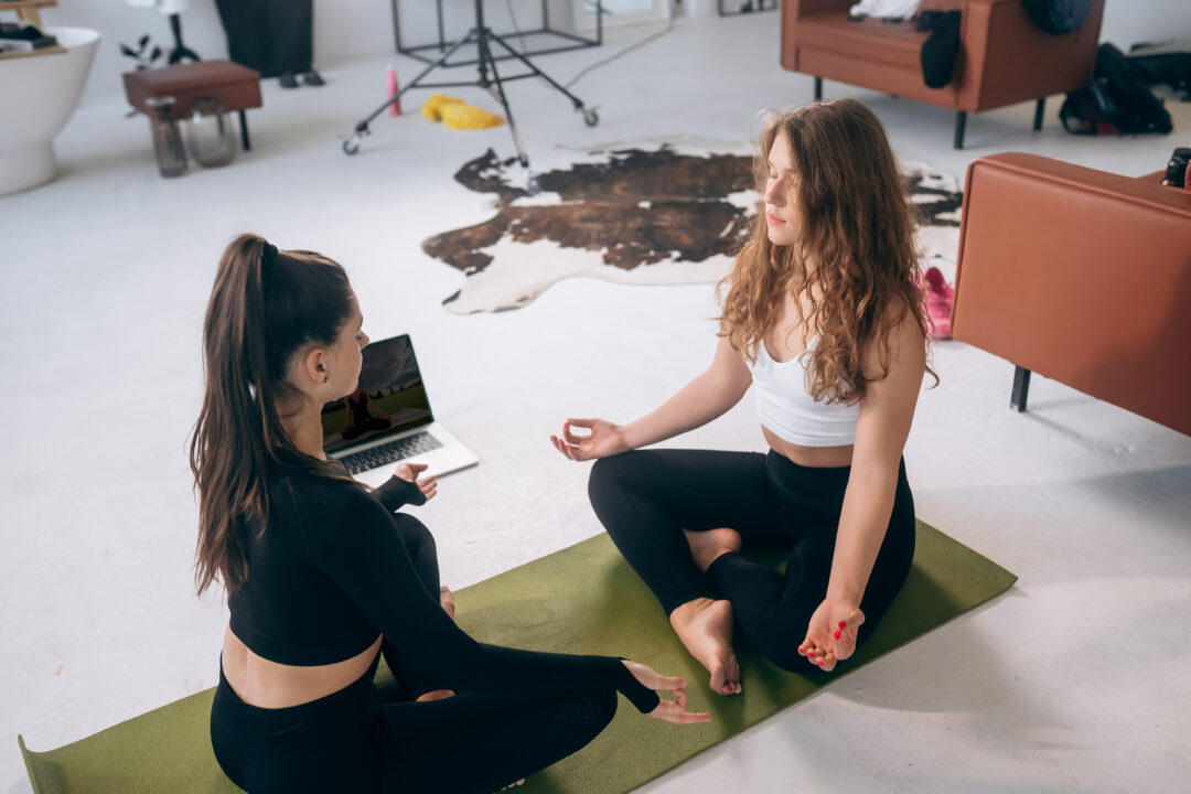 two-young-women-meditating-in-lotus-pose-at-home; geführte atemübung; geführte atemtechnik