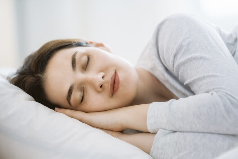 woman-is-sleeping-in-the-bedroom,einschlaf atemübung, ejercicios de respiracion para conciliar el sueño