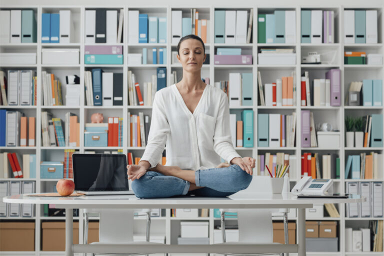 ständig gestresst und angespannt; +woman-practicing-meditation-on-a-desk-2022-03-30-20-23-48-utc; ständig gestresst; Entspannungsübung; Entspannung; Atemkurse; Atemübung; Atemtechnik