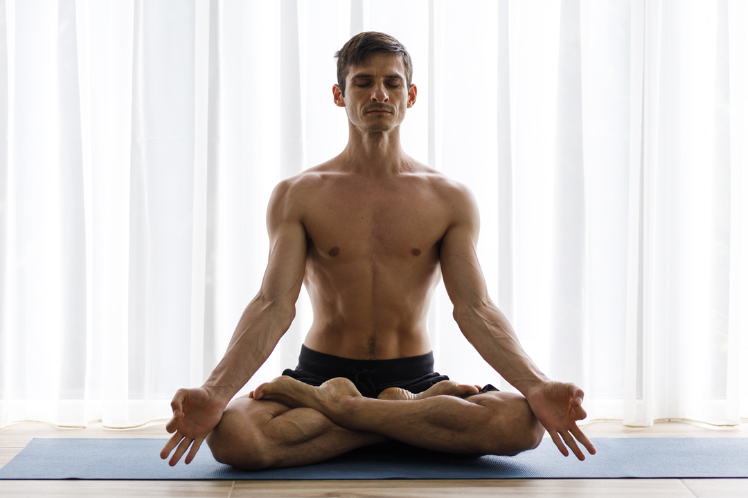 young-strong-man-doing-yoga-meditation-breathing; Mann atemtechnik, Zwerchfell Atemübungen; atemübungen zwerchfell; ejercicios de respiración diafragmática
